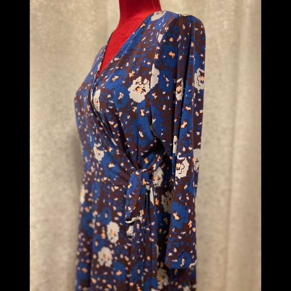 Beautiful v-neck floral blue dress/ size L - Picture 6 of 8